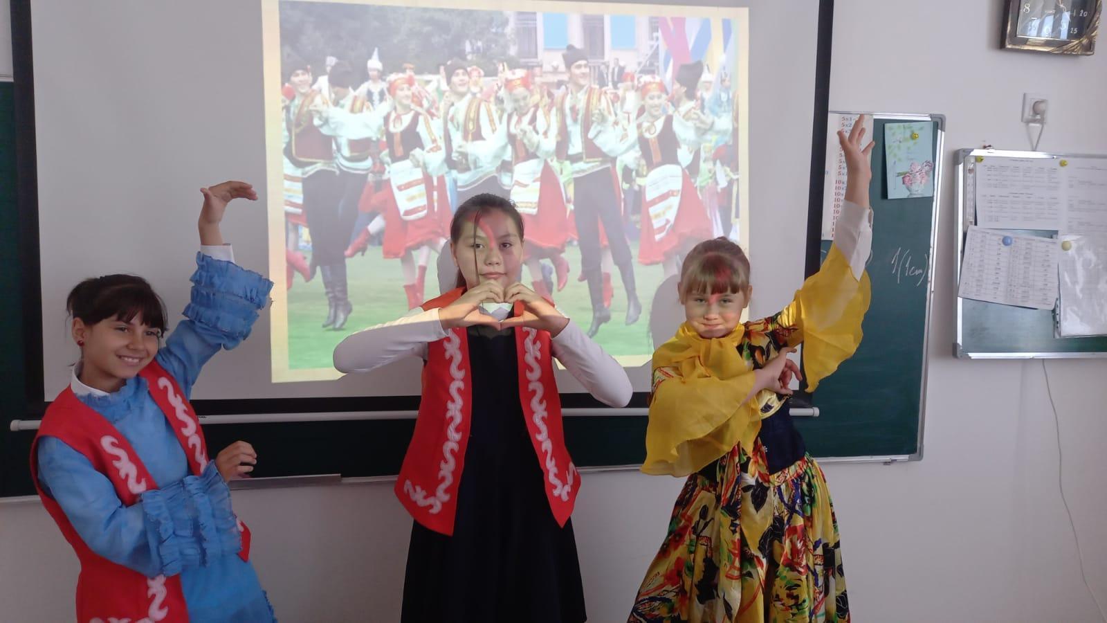 Праздник весны, единства проникнут духом дружбы и солидарности народов. Велика наша Родина – Казахстан. Многонациональна наша республика: казахи и русские, украинцы и белорусы, татары и немцы, корейцы и поляки, узбеки и уйгуры, и многие-многие др