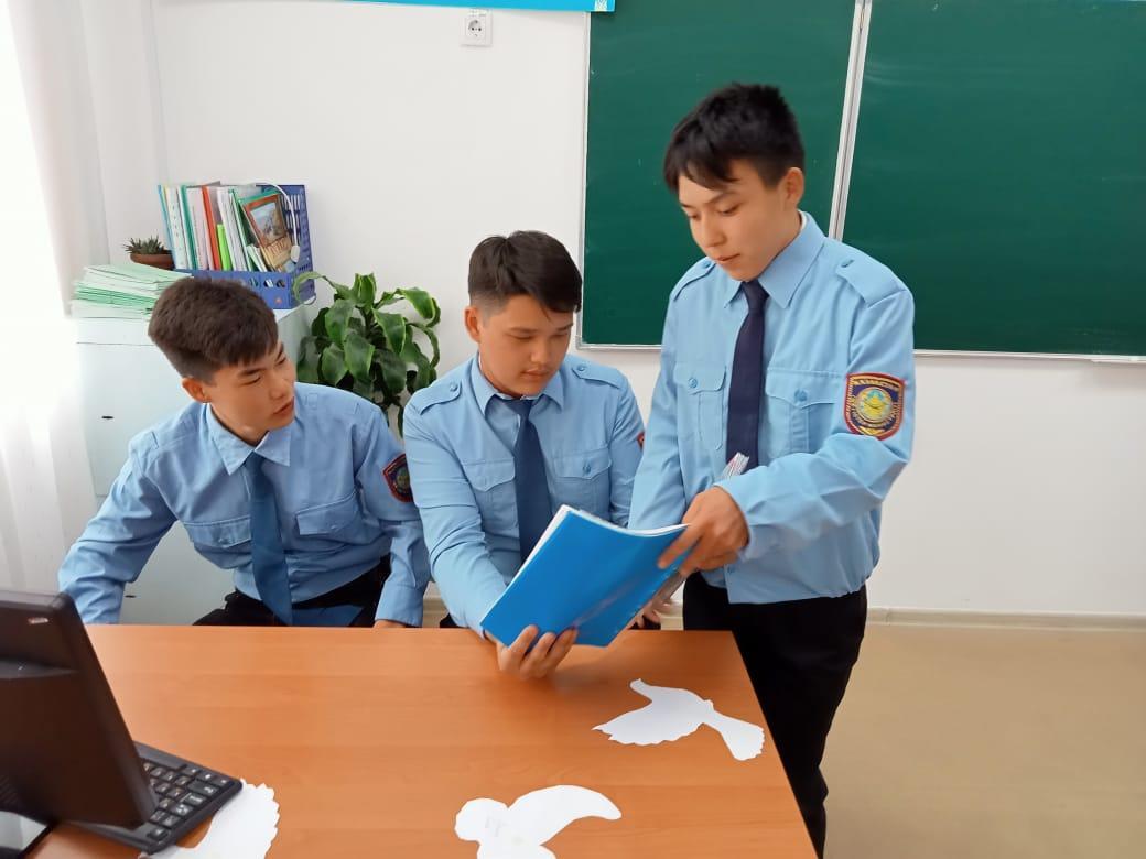 Полицияның жас көмекшілері жасағы мүшелерінің "Есірткісіз өмір сүру"ақпараттық буклеттерін шығаруды талқылауы. Обсуждение членами отряда юных помощников полиции  выпуска информационных буклетов «Жить без наркотиков»