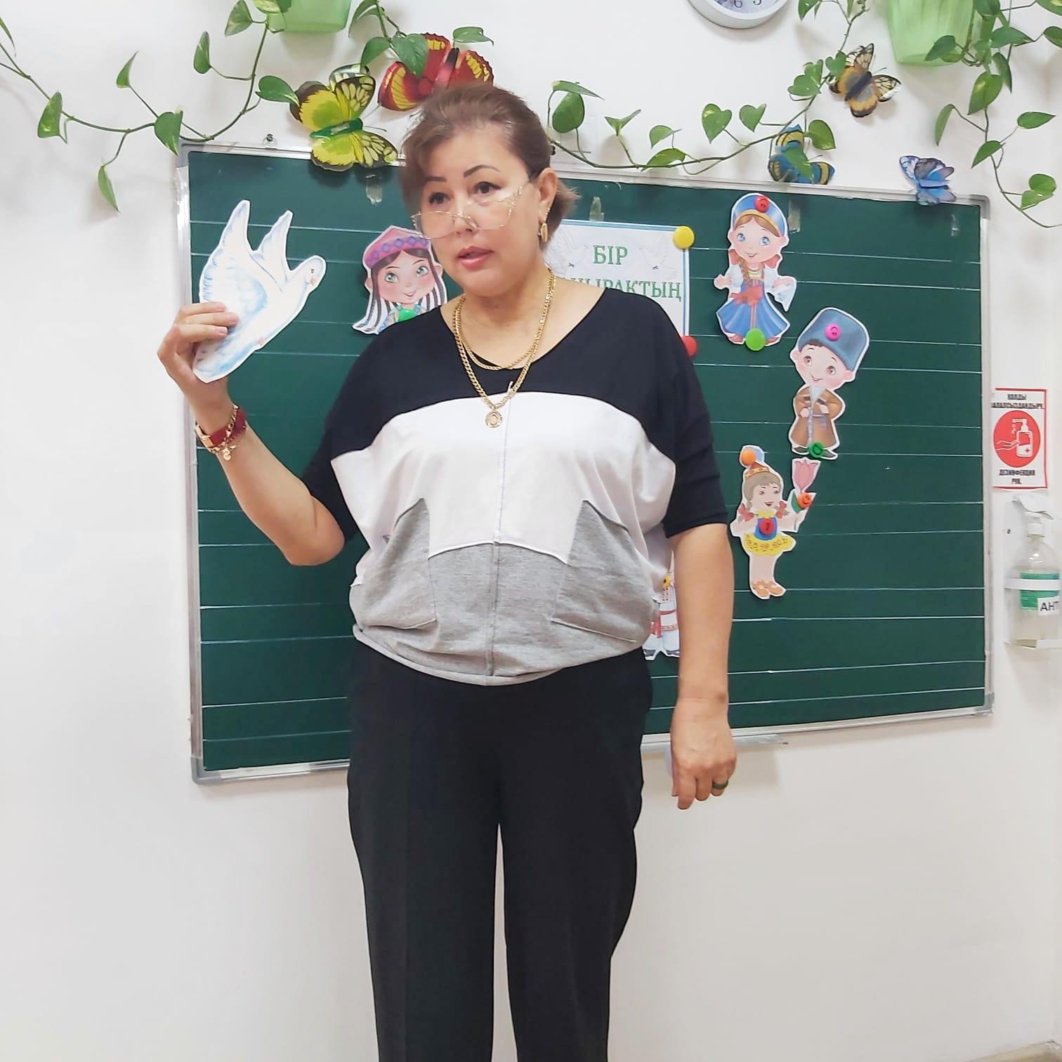 Все мы живём в этой  прекрасной стране – Казахстан.  Казахстан — многонациональное государство. Политика нашего государства направлена на укрепление равноправия народов Казахстана. Сегодня в 1 «А» классе провели утренник «Под единым шаныраком»