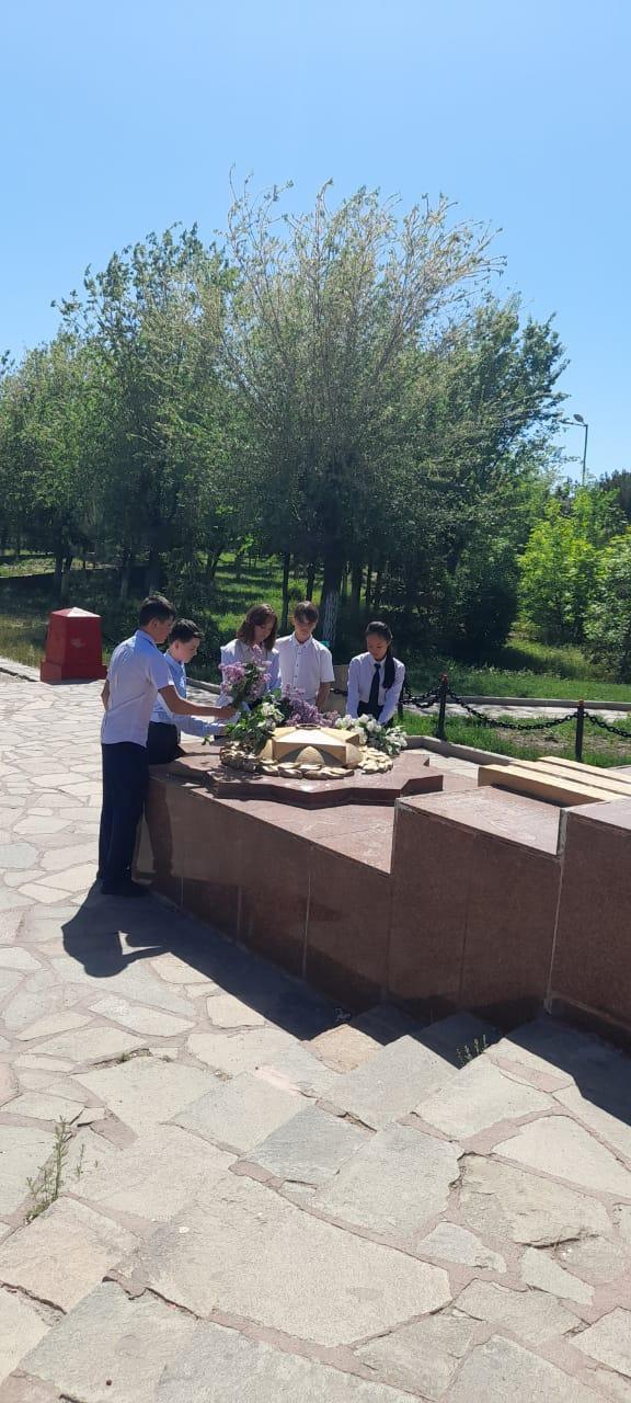 9 мая – день нашей гордости, нашего величия, мужества и отваги. День нашей памяти. Мы в вечном долгу перед теми, кто подарил нам МИР, ВЕСНУ, ЖИЗНЬ! Учащиеся нашей школы возложили цветы на памятник героям войны.