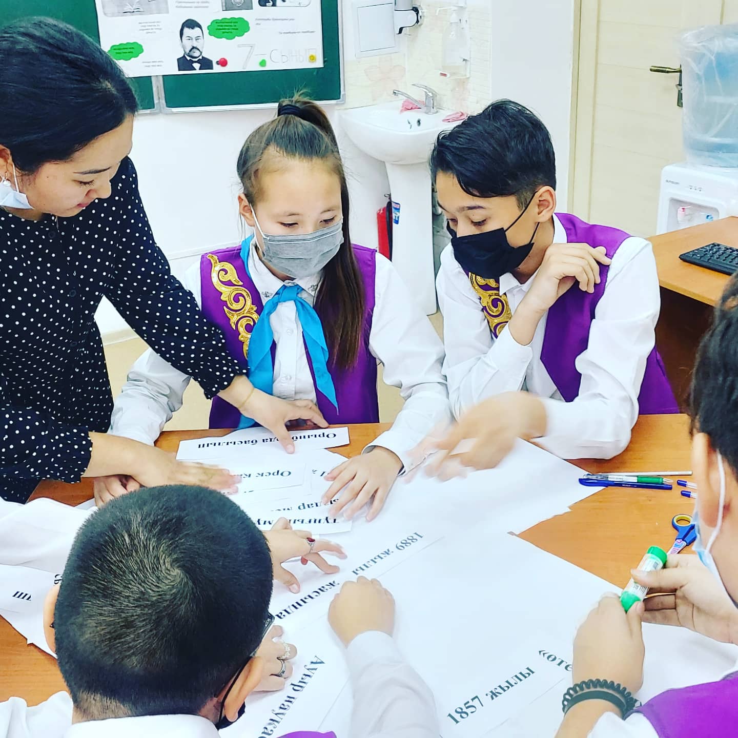 Бүгінде қазақ жерінде 130 дан астам ұлт өкілдері өмір сүріп келеді. Және олардың әрқайсысының ана тілі мен ата дәстүрі бар. Қазақстан Республикасының Конституциясы (1995ж.), “Тіл саясаты туралы” Тұжырымдамасы (1996ж.) және осыларға негізделген "Тіл т